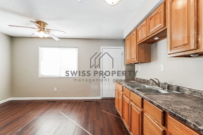 Building Photo - 5279 Lindora Dr