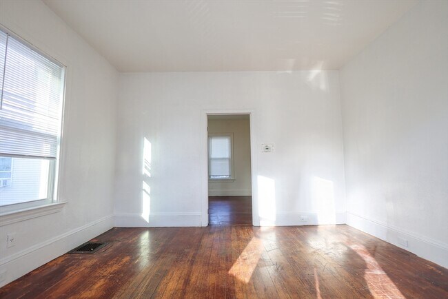 Building Photo - 68 Newhall St