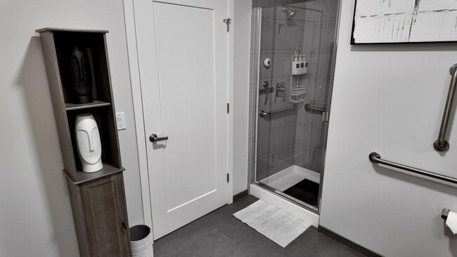 Building Photo - 1424 N Park Pl