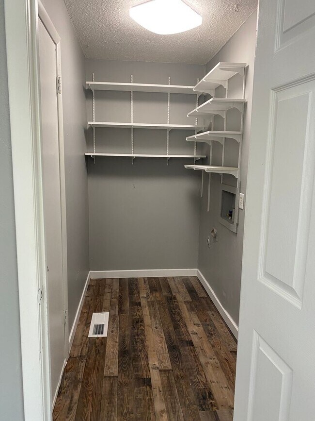 Building Photo - 3 bedroom/1.5 bathroom house/2 car garage