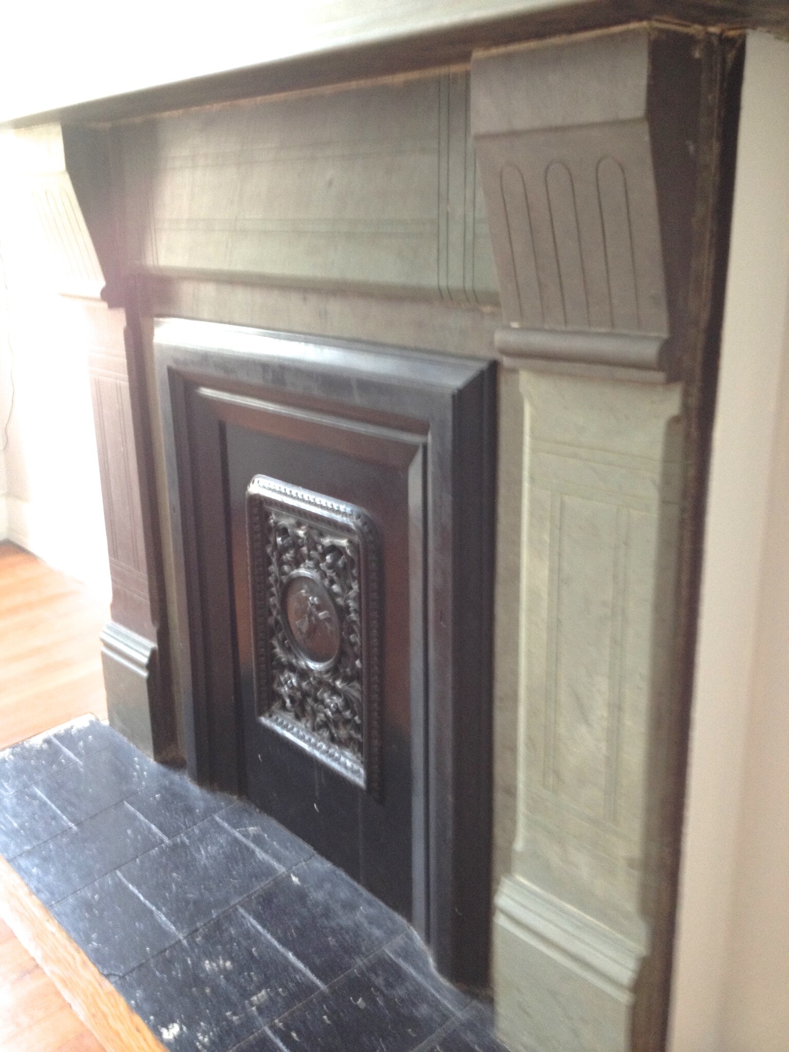 Detail of the slate mantle - 22 Lyon St