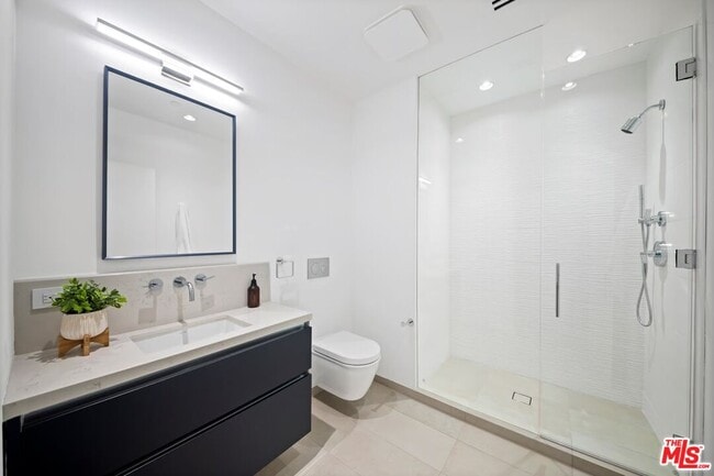 Building Photo - 160 N La Peer Dr