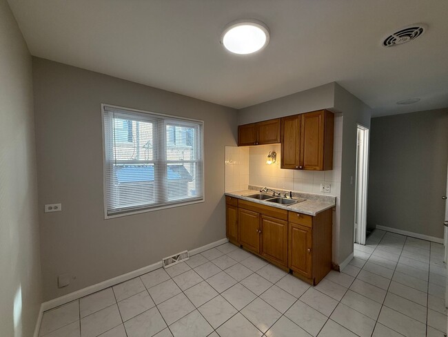 Building Photo - Albany Park 2 Bedroom 1 1/2 Bath 2 Story T...