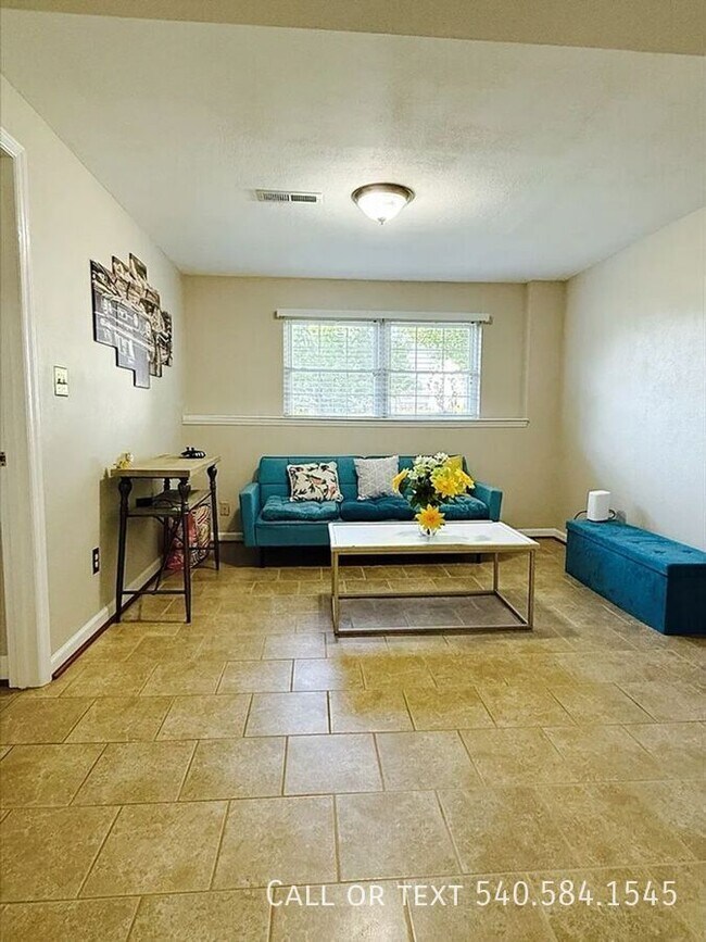 Building Photo - 133 Gala Dr