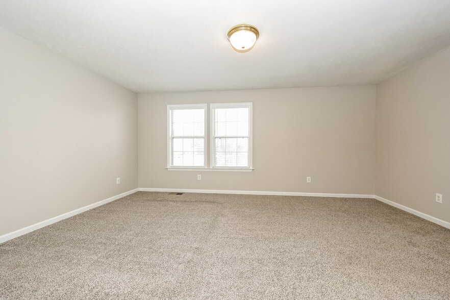 Building Photo - 906 Tal Ln