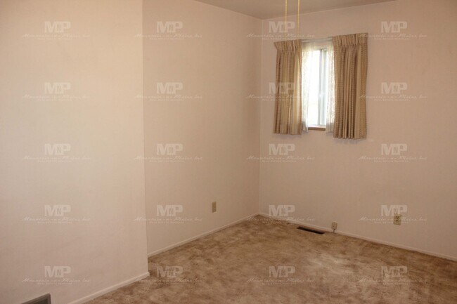 Building Photo - 2433 Tamarac Dr