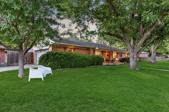 Building Photo - 2127 Clarksdale Dr