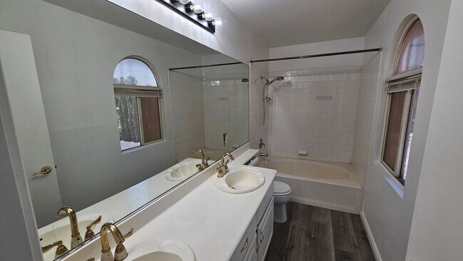 Building Photo - 4 Bedrooms near Silverado Ranch!