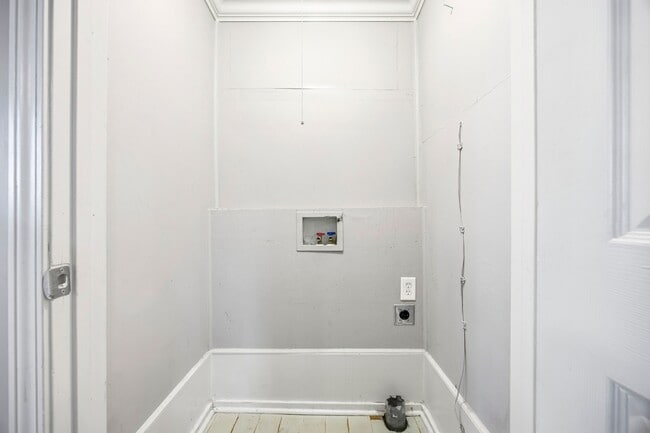 Building Photo - 209 W Shadburn Ave