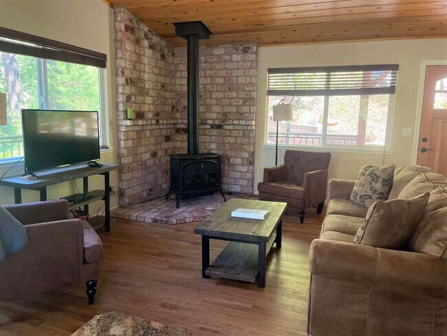 Building Photo - Gorgeous Fully Furnished 3 Bedroom Home Ne...