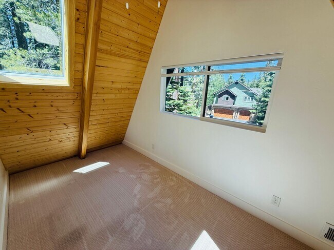 Building Photo - 3 bed 2 bath home for rent in South Lake Tahoe