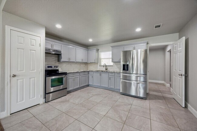 Building Photo - 5014 Yellowstone Blvd