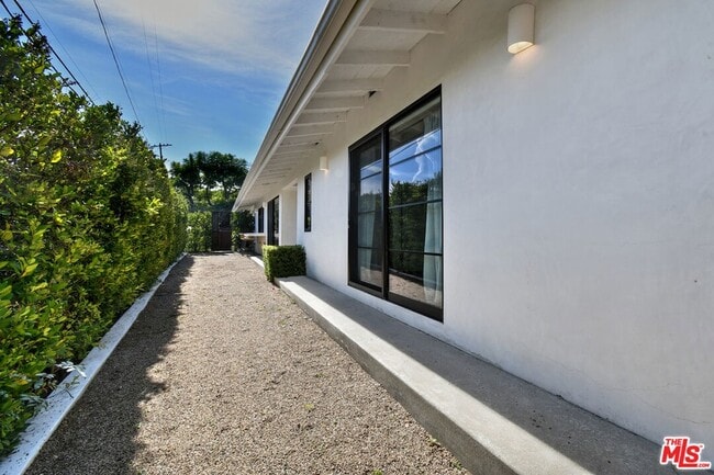 Building Photo - 2145 Linda Flora Dr