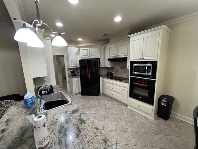 Building Photo - Beautifully Furnished 4-Bedroom Home in Za...