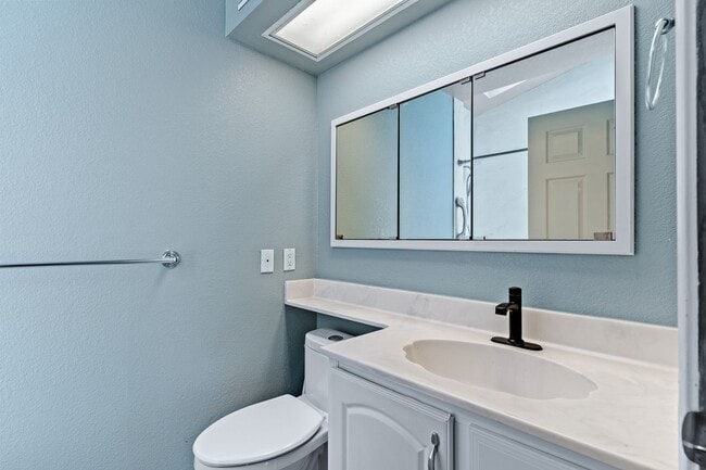 Building Photo - Utilities Paid! 3 Bedroom in Hayward with ...