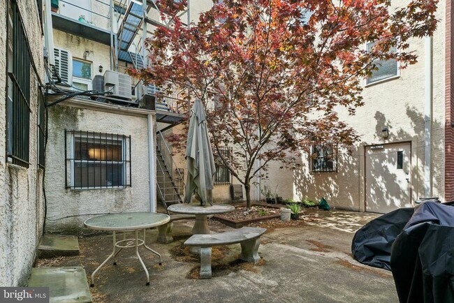 Building Photo - 303 S 11th St