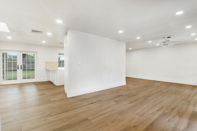 Building Photo - 1009 Alamanda Dr