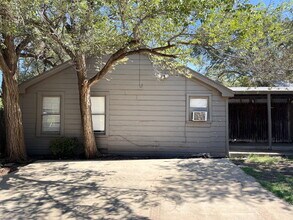 Building Photo - Great Rear Unit with Loft!