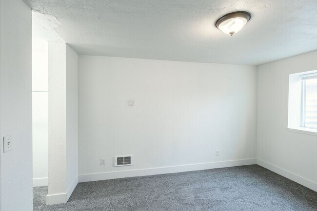 Building Photo - 271 N 3rd W