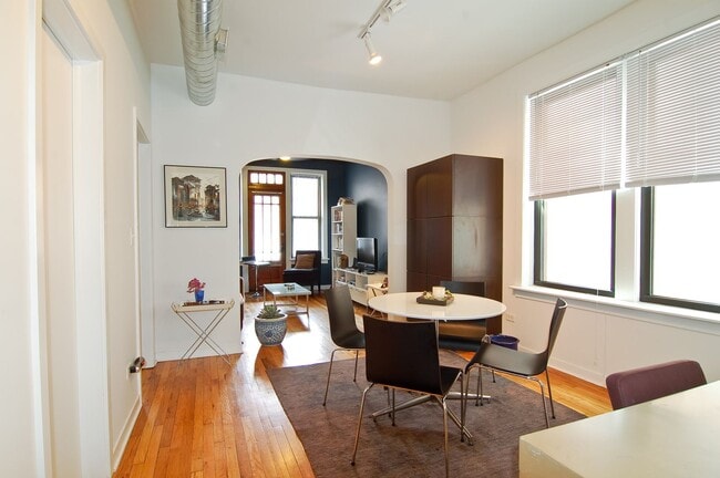 Building Photo - UK Village 2 Bed Duplex. Outdoor Space. Laundry. Separate Dining Room. Free Internet
