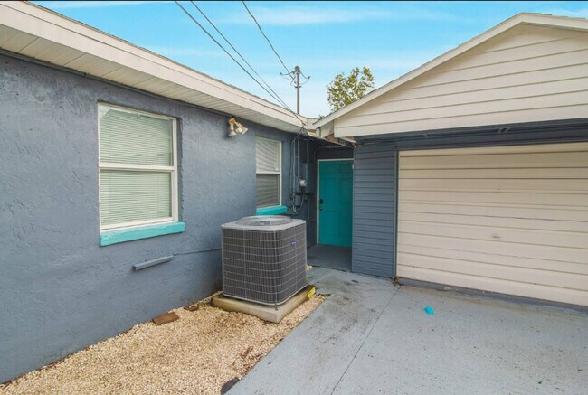 Building Photo - 1735 Grayson Dr