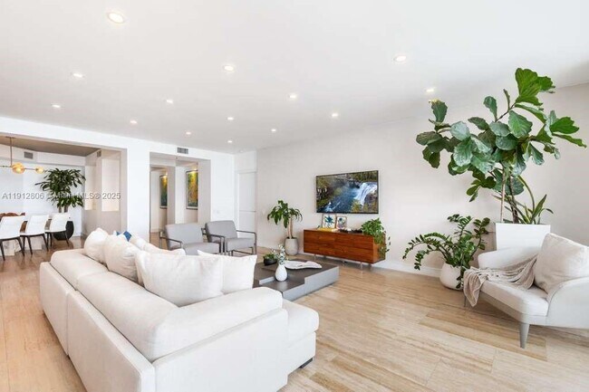 Building Photo - 808 Brickell Key Dr