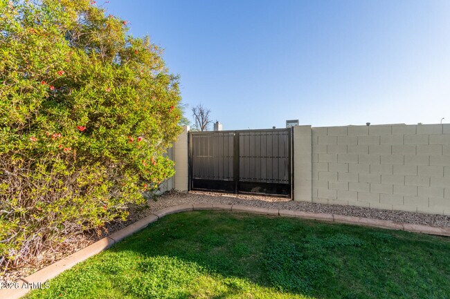 Building Photo - 2003 N Los Arboles Ct