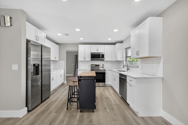 Building Photo - 1202 Essex Dr