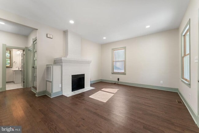 Building Photo - 6107 44th Ave