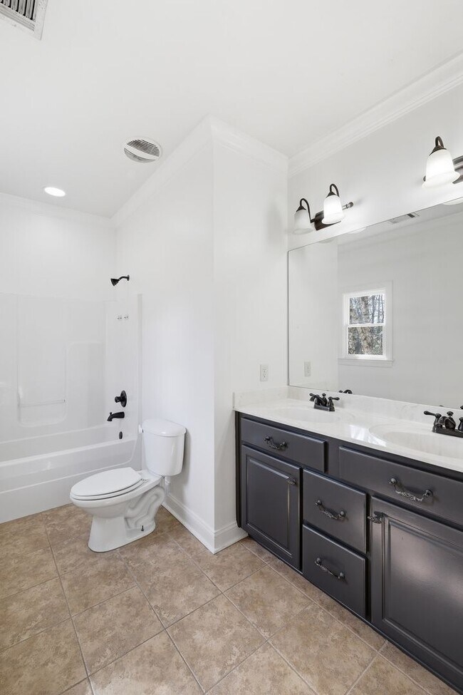 Building Photo - Charming Auburn Home!