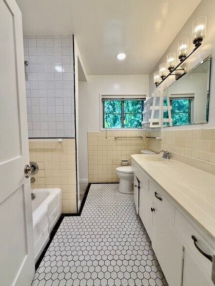Building Photo - 5431 Village Grn