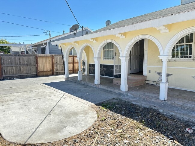 Building Photo - 2/ Bedrooms 1  Bathroom  House In a Quiet ...