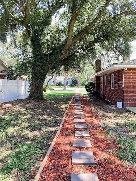 Building Photo - 3033 Parkwood Dr