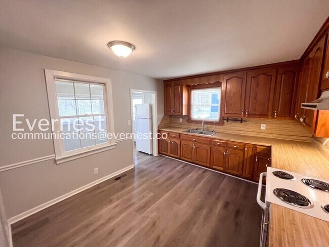 Building Photo - 3 Bed/1.5 Bath Home with Off-Street Parking / Pet-Friendly / Coming Soon!