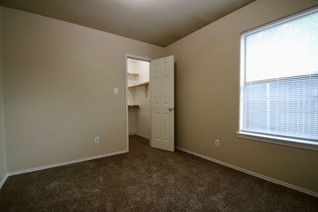 Building Photo - PERFECT 3/2 Duplex in AWESOME Fort Worth Location! ALL Kitchen Appliances Included ~ Full Size Wa...