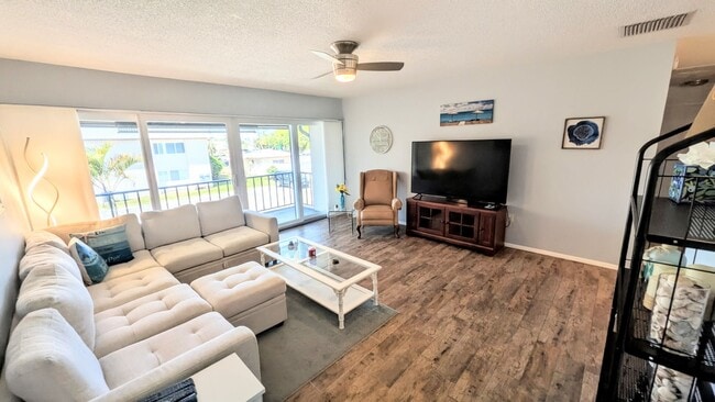 Building Photo - Annual furnished/Seasonal/short term 2 bedroom 1 1/2 bath top floor, renovated condo near Siesta ...