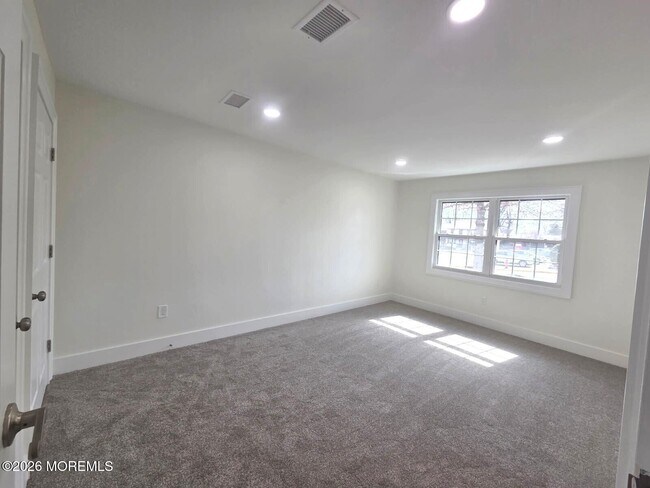 Building Photo - 92 Village Green Way