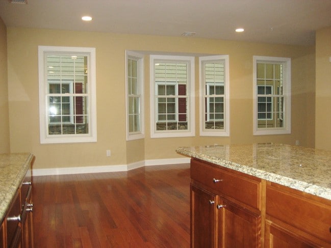 Building Photo - 330 Maple Ave