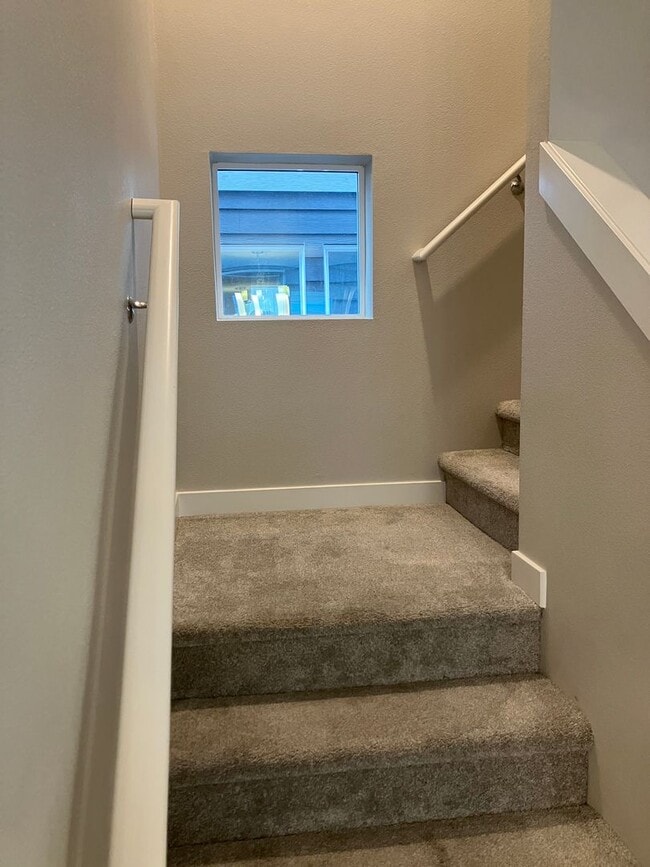 Building Photo - Large Three Bedroom Home in Sustainable South Salem Community