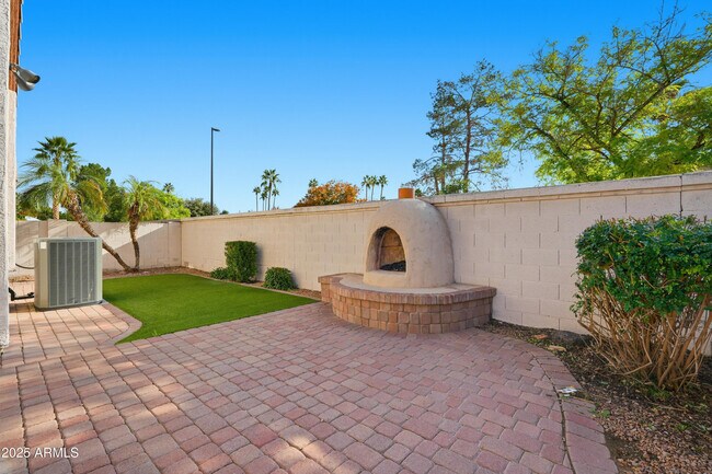 Building Photo - 2059 E Huron Ct