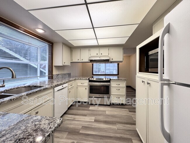 Building Photo - 324 SE 30th Ave