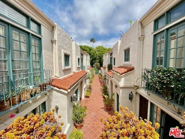 Building Photo - 1123 Flores St