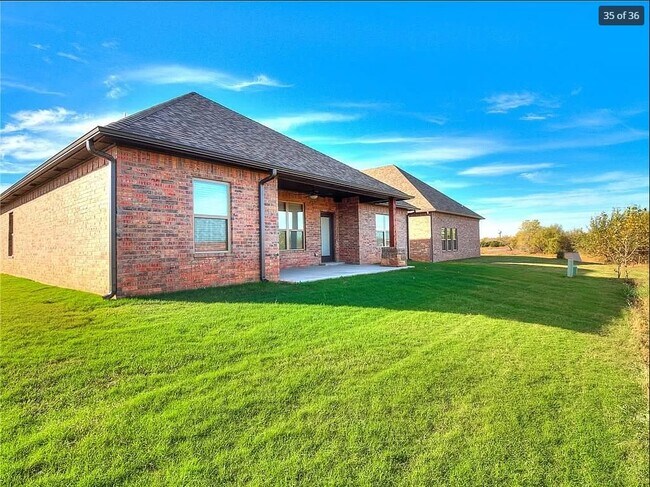 Building Photo - 2605 NE 14th St