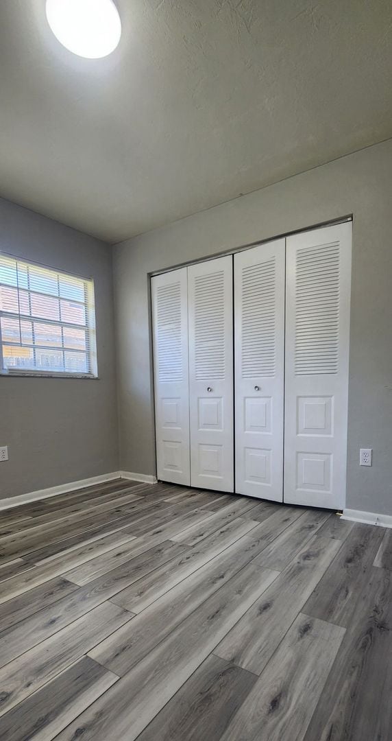 Building Photo - This beautifully updated 2-bedroom, 1 bath...