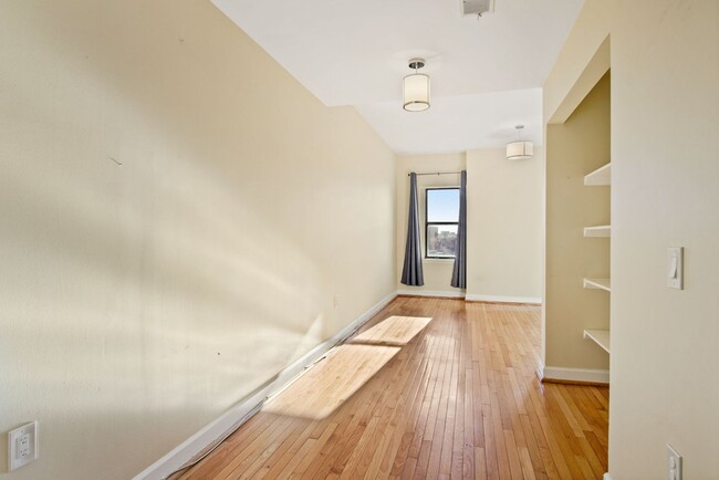 Building Photo - Spacious Top Floor 2 bed 2 bath in the hea...