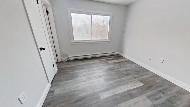 Building Photo - Quaint One Bedroom Apartment