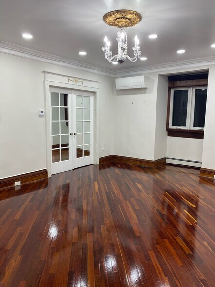 Building Photo - 1820 E 19th St