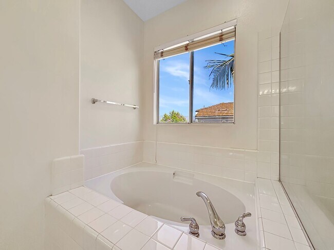 Building Photo - Beautiful & Spacious 5BD/3BA House in East...