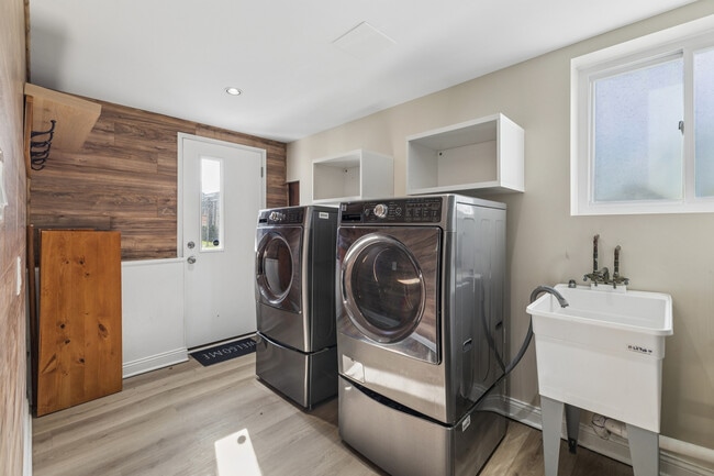 Building Photo - 16805 Hilltop Ave