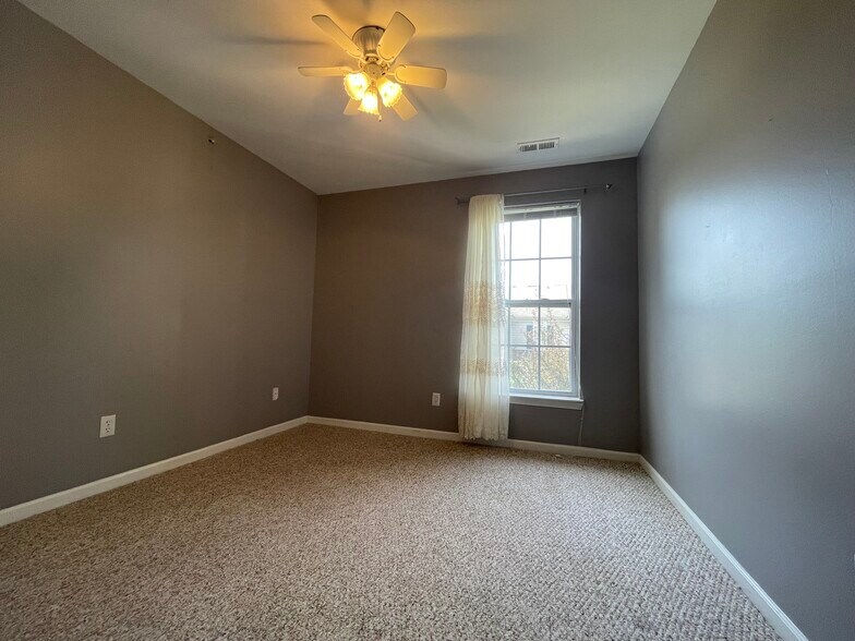 Building Photo - 10102 W Midway Ct